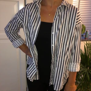 Randig skjorta  - Knappt använd och super najs att både ha knäppt och öppen med linne eller bralet under!