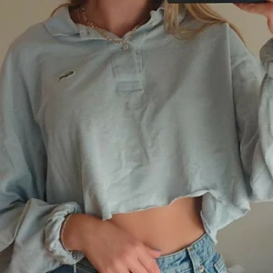Ralph Lauren cropped polo shirt  - mkt oversized men bra i längden, suuuuper fin baby blå färg, handlad second hand dock aldrig använt själv,  älskar den men den kmr aldrig t användning och har därför bestämt mig för o sälja