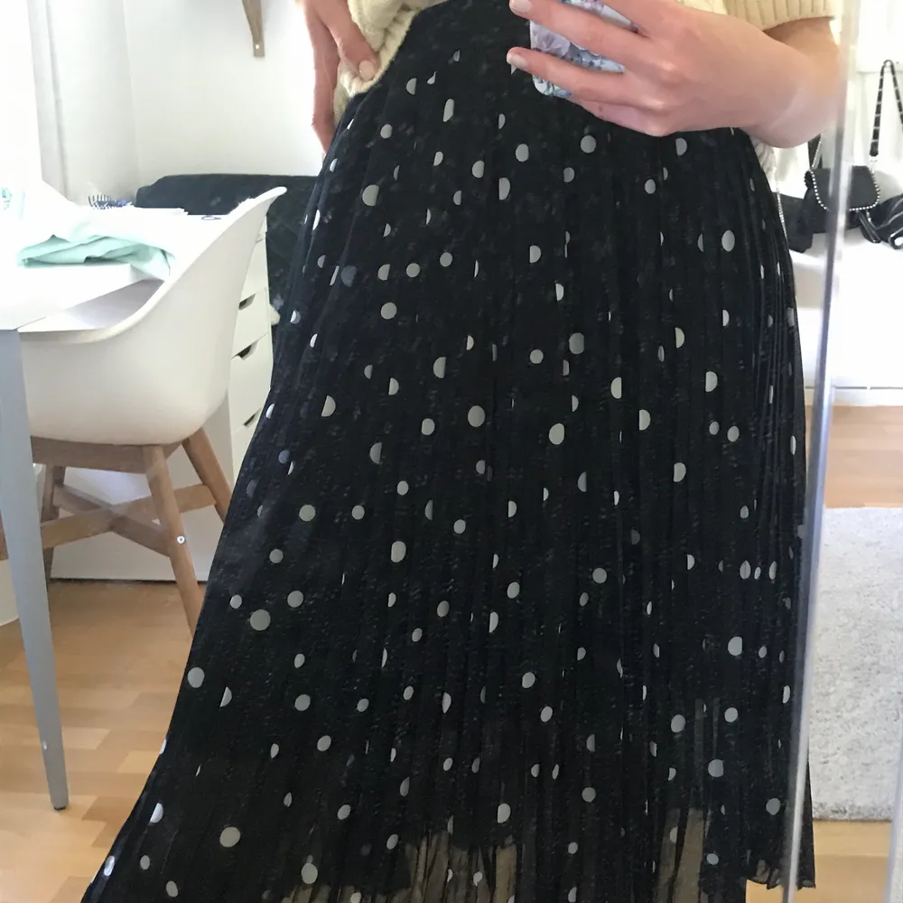 Säljer nu denna snygga och populära kjolen från NAKD i storlek XS. Superfin nu till sommaren men säljs för att den inte längre kommer till användning:(. Frakt betalar köparen. . Kjolar.