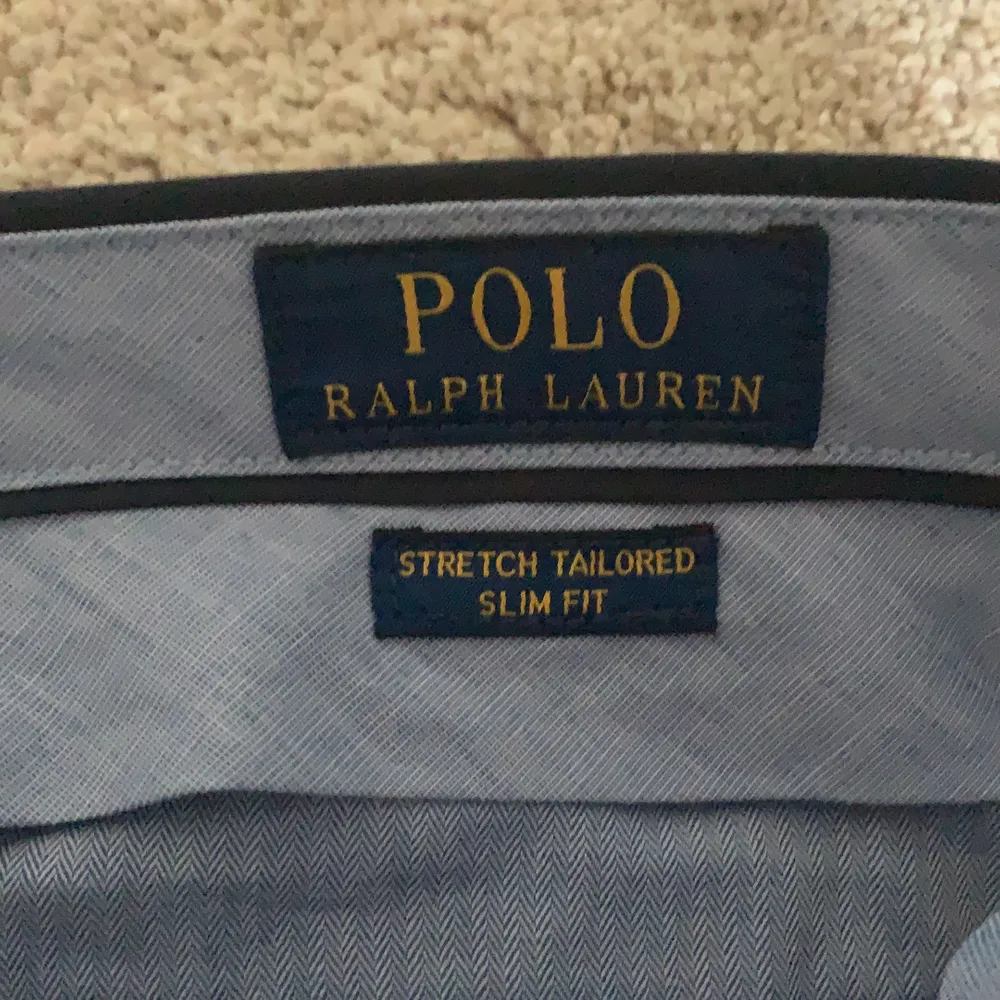 Välskött plagg från Ralph Lauren. Använt enbart 5 gånger. Färgen är Aviator Navy. W:31,L:32.                  Nypris är 1499kr.. Jeans & Byxor.