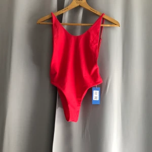 Baddräkt - Fin röd/rosa baddräkt från Elsa & Rose som jag köpt på Sellpy. Säljer då den tyvärr inte var i min stil. Ser inga fel på den. Frakt: 44kr