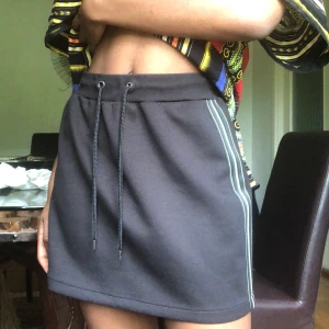 Kjol - soft mjukis kjol med ränder på sidorna 🌷använd knappt. frakt inkluderad! 🖤🚚