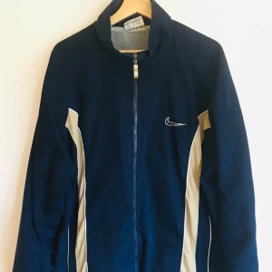 NIKE VINTAGE JACKA  - En fetsnygg vintage Nike jacka. Fint skick för att vara från 90-talet. Strl XL men känns mer som en L. Bud vid flera intresserade! 🙃 Kolla gärna mina andra annonser för fler godbitar! 🙌🏻💯💯