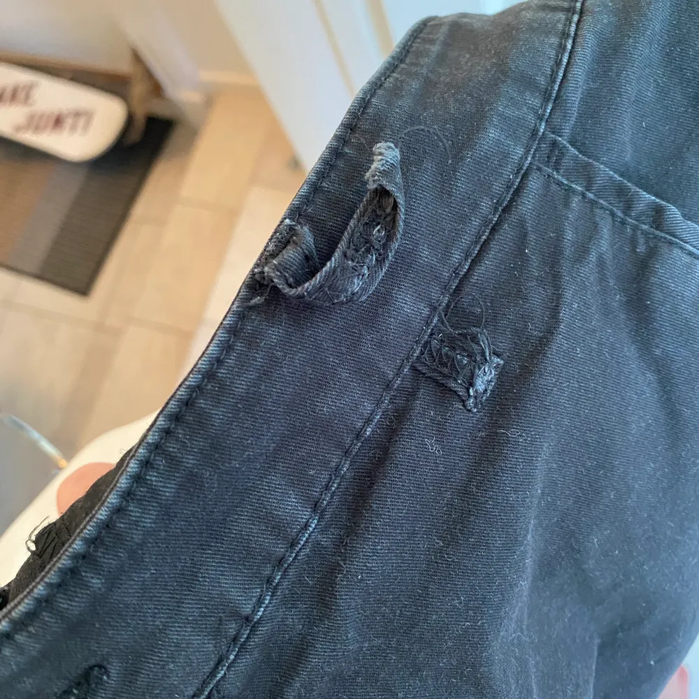 Skate chinos från asos i bra skick förutom en del som är lite sönder (kolla bild). Jeans & Byxor.