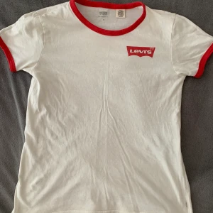 Levi’s t-shirt  - Snygg t-shirt från Levi’s med röda detaljer. Sparsamt använd. Köparen står för frakten. 