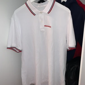 Prada Piké White - Storlek XXXL, passar XL - L (Liten i storleken) 9/10 i skick - inga hål, ingen missfärgning, inga skador. Pris kan diskuteras, kan levereras. 