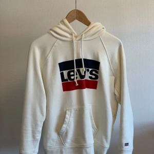 Levis hoodie - Säljer min levis hoodie. Sparsamt använd och inga fläckar eller andra skador. Frakt tillkommer men kan diskuteras vid snabb affär:)🌸