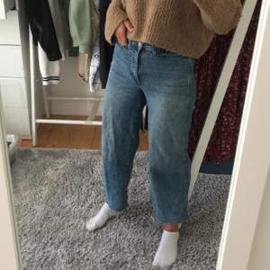 Jeans från HM. Modell ”Culotte”. Säljer då jag tycker de är för korta, är 175 cm. 