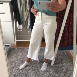 Jeans från hm. Modell culotte. Strl 40. Säljer då jag tycker dom är för korta, är 175 cm. 