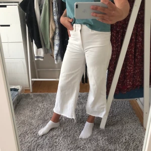 Jeans - Jeans från hm. Modell culotte. Strl 40. Säljer då jag tycker dom är för korta, är 175 cm. 