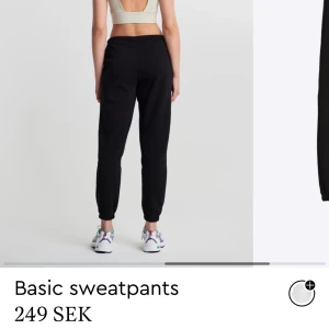 Mjukis byxor  - Säljer dessa mjukis byxor från gina tricot då dom inte kommer till användning, använda fåtal gånger🌸 nypris 249. Kan skicka fler bilder på byxorna vid förfrågan❗️❗️vid snabb affär kan jag tänka mig och gå ner i pris.