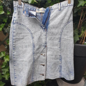 Jeanskjol - Skitsnygg pennkjol i jeanstyg. Passar mig som är mellan 36 och 38 i strl