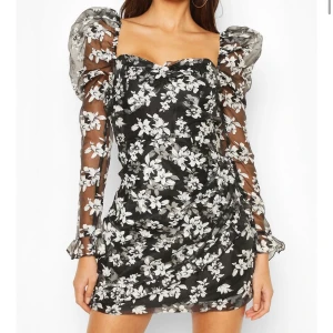 Bohoo klänning mesh - En jättefin tajt blommig klänning med mesh tyg längs med armarna i storlek 42 oanvänd. Ny pris 500 kr +frakt säljer för 350 kr 