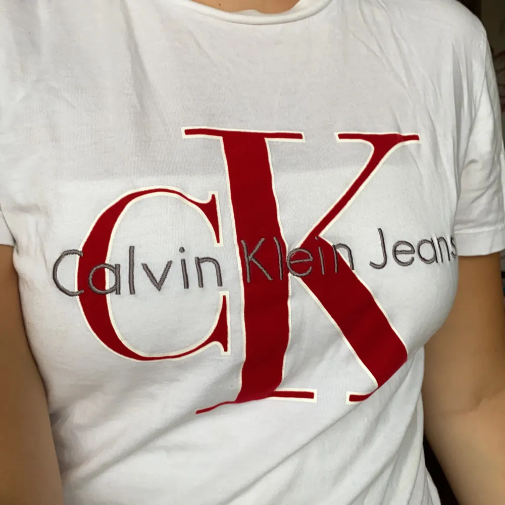 T-shirt från Calvin Klein med rött märke. Inget fel på den, kommer bara inte till användning. T-shirts.