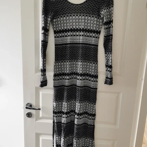 Långklänning - Från gina. Slits på båda sidorna vid benen. Djup i ryggen. Storlek xs 