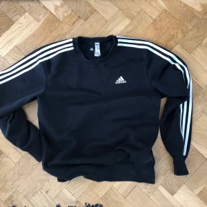 Adidas sweatshirt - I princip ny Adidas sweatshirt, mjuk och gosig.