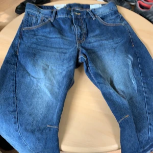 Nya shorts från Emilio strl 30 - Nya oanvända sommar shorts från Emilio. Strl 30. Jeans format 