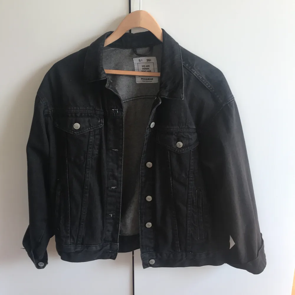 Black denim jacket from pull and bear size S. Jackor.