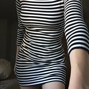 Randig klänning från & other stories - Så mjuk och fin klänning från & other stories. Storlek S. Mycket fint skick! Frakt 44 kr.