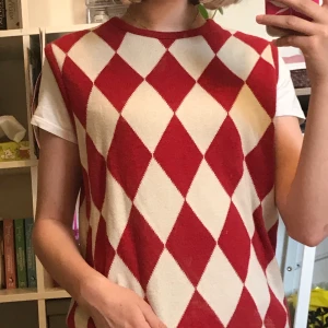 Rutig väst - Säljer denna väst, supergullig och jättebra skick. Skulle tippa på ty den är i storlek S/M