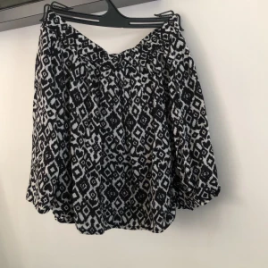 Kjol strl 32 - Nyskick, kjol från hm. 40kr