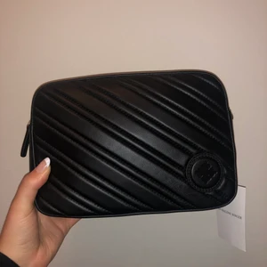 Gemma Maxi Bag - By Malene Birger - Helt oanvänd handväska från By Malene Birger, nypris 3,600kr.   - Avtagbar axelrem - Silvriga metalldetaljer  - 24.5 x 16.5 x 9 cm - 100% Koläder  Diagonalt ”mönstrad” på framsidan, samt den klassiska blomman på nedre hörn. Avtagbar och justerbar axelrem.