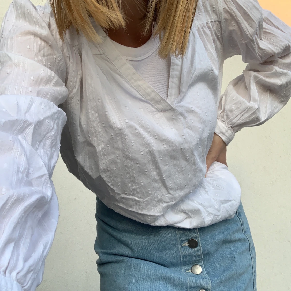 En vit blus med vita prickar - 91