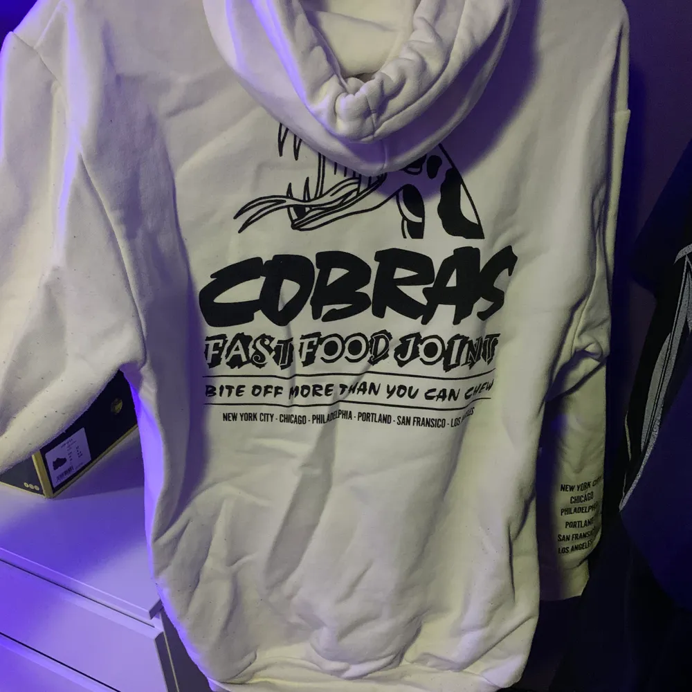 Lite nopprig som man ser på armen. Säljer för 150 kr. . Hoodies.