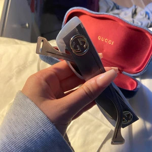 Gucci Solglasögon - Intressekoll på mina Gucci solglasögon som tyvärr inte kommer till användning! Helt nya utan någon repa i modellen GG0516s. Köptes nya på Edel Optics för 2000kr, använda fåtal gånger. Allt på bilderna ingår, samt ”Authentic Card” på att de är äkta! Buda!💓
