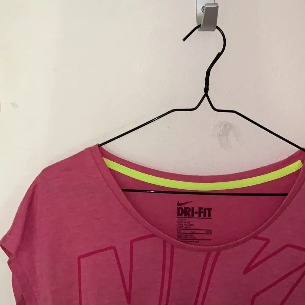 Rosa loose fit (oversized fit) träningströja från Nike! Jättefin passar till mycket. Outline stor men diskret Nike-text mitt på tröjan i mörkare rosa. Har knappt använts, är i väldigt bra skick. Stl S-M. Hoodies.