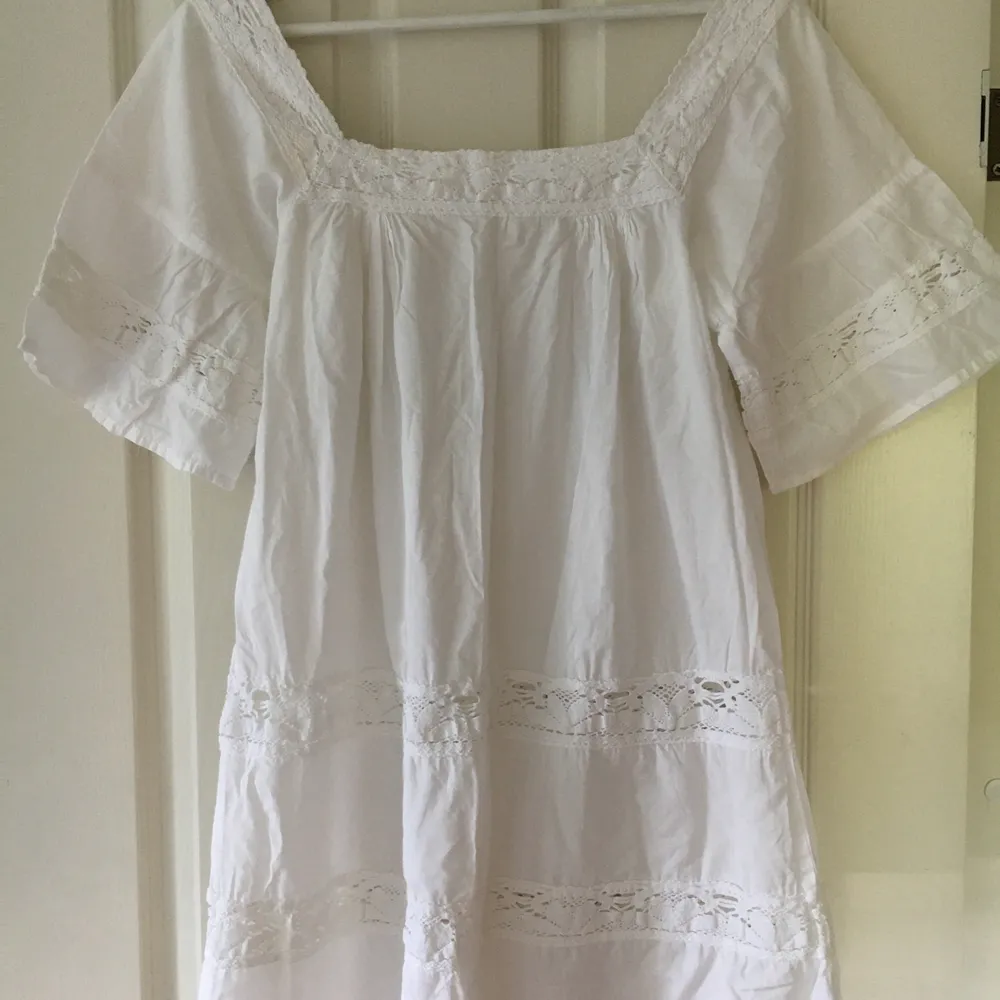Supergullig vit klänning med virkade spetsdetaljer. Storlek M, men passar även för S. Är likadan på baksidan som framsidan. Kan mötas upp i Lund, eller skicka via post (frakt tillkommer då)☺️. Klänningar.