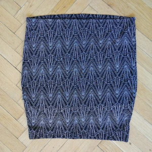 Glittrig kjol - Kort, glittrig kjol från HM Divided.