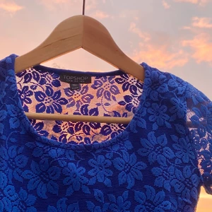 BLÅ SPETS CROPTOP - Från Topshop storlek 34🦋 Tight passform. Baktill, nedtill och ärmar i genomskinlig blå spets. Bra begagnat skick!!