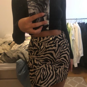 Zebramönstrad Kjol från topshop strl 36 - knappt använd, fina detaljer på sidan med fickor! Frakt tillkommer