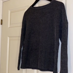 Grå/svart blus - En grå/svart blus