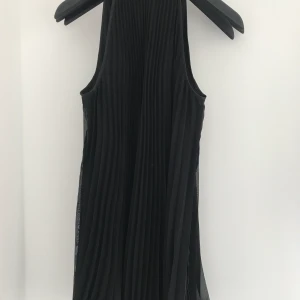 Svart klänning - Supervacker klänning som passar perfekt att både klä upp med ett par klackar eller klä ner med ett par sneaker och tröja💗 