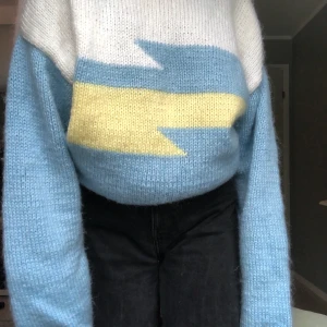 Tjock stickad tröja  - En mycket stor och mysig stickad tröja som är köpt second hand. 