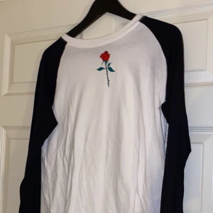 Svart och vit tröja  - En vit tröja med svarta ärmar, använd få gånger 