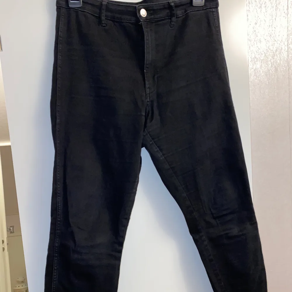 Svart högmidjade jeans, har använts bara 2ggr. Storlek M . Jeans & Byxor.