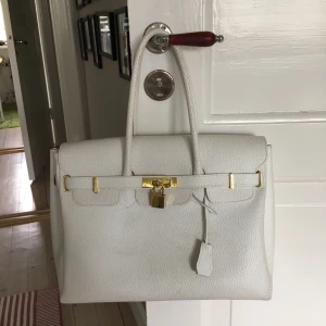 Vit väska  - Supersöt vit väska med gulddetaljer köpt i Italien. Använt men bra skick. 