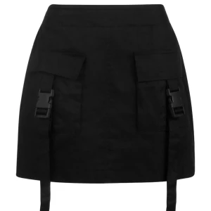 Svart kjol med detaljer. - Svart kjol med detaljer från Boohoo. Oanvänd.