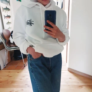 Vit hoodie från Sydkorea  - Vit hoodie köpt i Sydkorea (ej äkta stussi) med mjukt tyg inuti. Står M men sitter mer som XS eller S. Frakt tillkommer (+44 kr). Samfraktar självklart om du köper mer! 