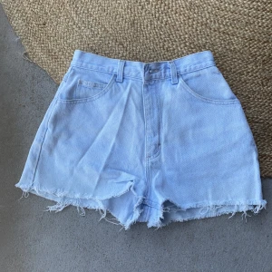 Vintage Lee-shorts  - Ljusblå jeansshorts i 90-talsstil. Mom-fit (tajt midja, lösare passform över rumpa & lår). Snygga med instoppat & skärp 🦋 73cm i midjan och omkring 90cm kring höfterna.  Hämtas i Sundbyberg, annars står köparen för frakt!