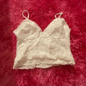 Vit spetstopp - Vit spetstopp ifrån BikBok. Använd få gånger.