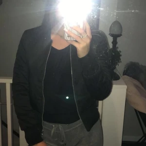 Snygg bomberjacka - Säljer en snygg bomberjacka från hm i storlek 34. Använd en gång. Två sidofickor. 100kr, skickar endast o köparen står för frakten som ej är inräknad i priset 📦