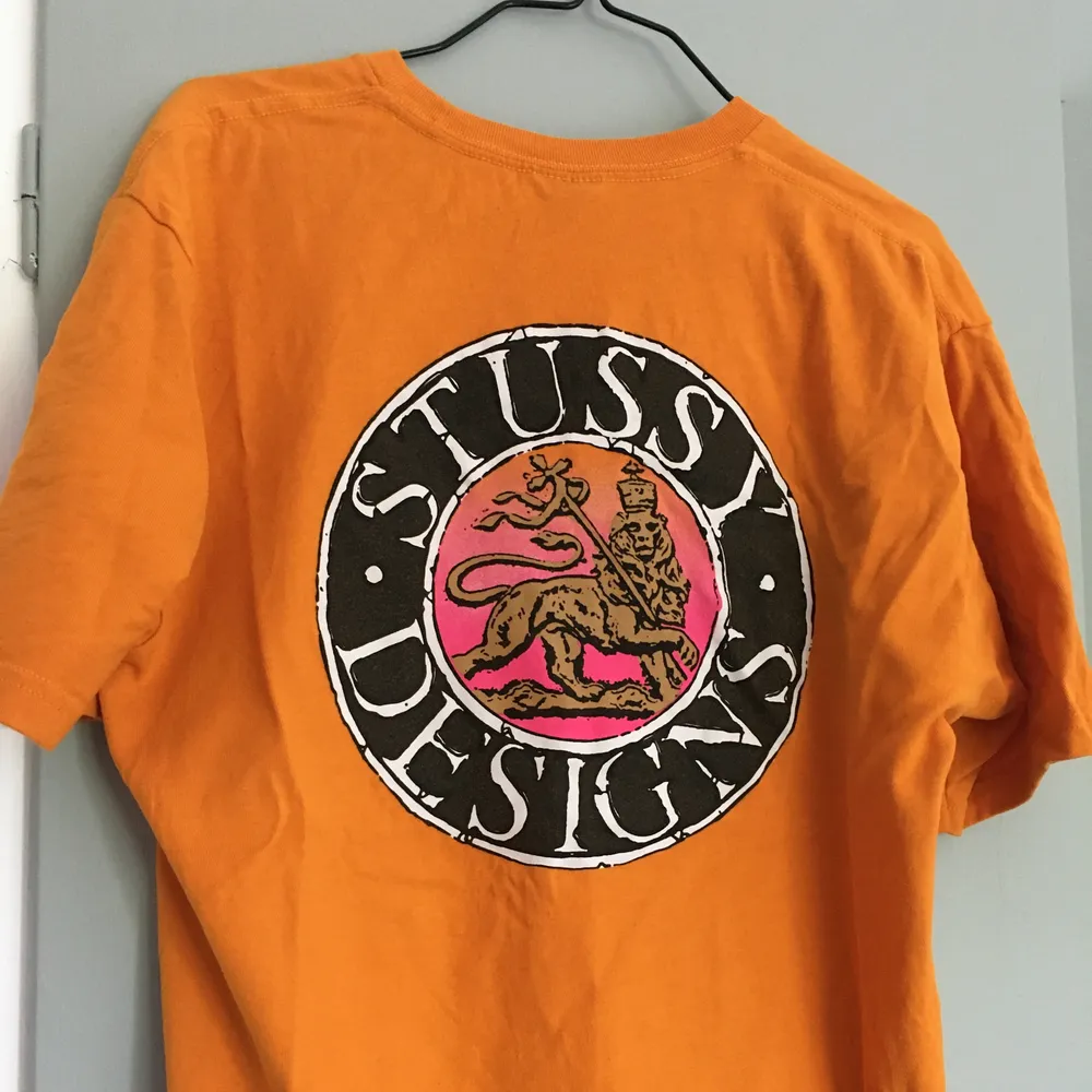 Orange t-shirt från STUSSY. Stussy sommar kollektion 2018. Lion. Väldigt bra skick. . T-shirts.