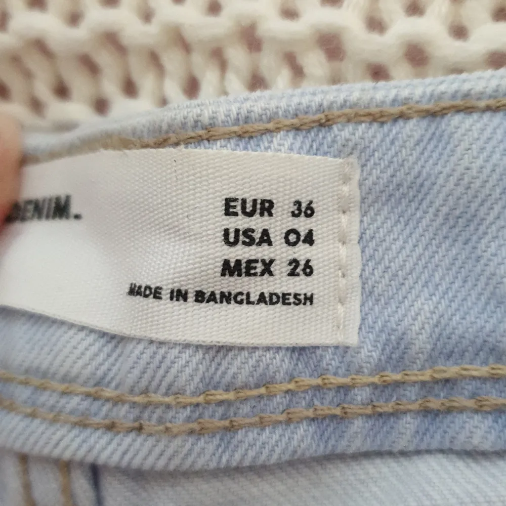 Distressed jeansshorts i storlek 36 från Zara.🌸 frakten inkluderad i priset!. Shorts.