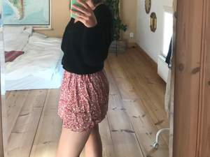 Supersöt kort-kjol, sista bilden visar färg och mönster:))