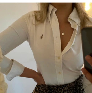Ralph lauren skjorta  - ❗️lagt upp en ny annons med gratis frakt❗️ Säljer en jättefin Ralph lauren skjorta som är sparsamt använd, köpt på Nelly för 999 kr, har en liten fläck av vattenmelon tror jag, syns knappt och inget man stör sig på, går säkert att få bort i tvätten💞