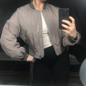 Jacka bomberjacka från Zara  - Kort bomberjacka i ljusgrön/ grå färg 